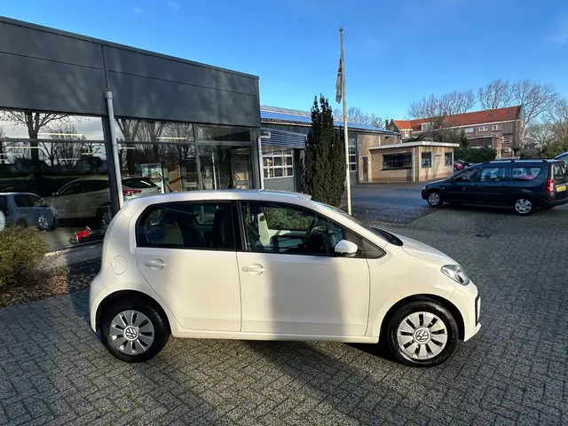 Volkswagen up! 1.0 BMT move up! 2018 Benzine 8