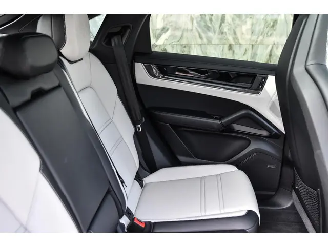 Porsche Cayenne Coupé 3.0 E-Hybrid 2025 Hybride Benzine 31