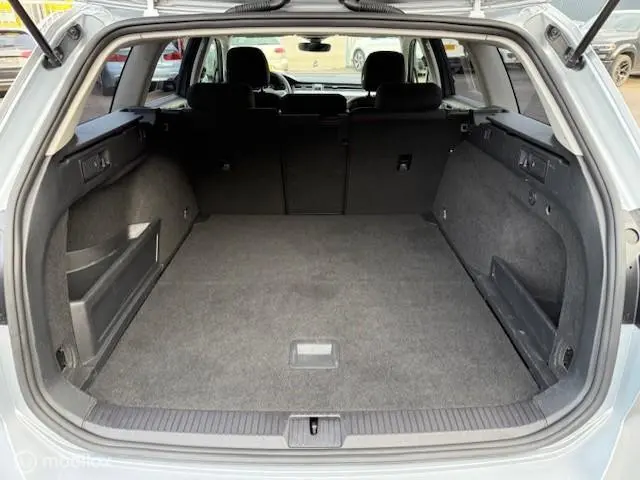 Volkswagen Passat Variant 2.0 TDI Business 2023 Diesel 24