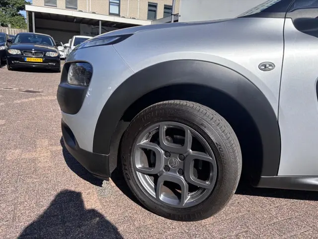 Citroën C4 Cactus 1.2 PureTech Shine 2018 Benzine 26