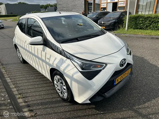 Toyota Aygo 1.0 VVT-i x-joy 2020 Benzine 2
