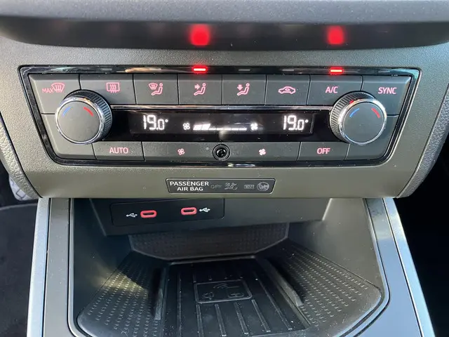 SEAT Arona 1.0 TSI Style Business Intense 2021 Benzine 44