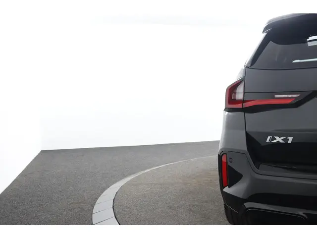 BMW iX1 xDrive30 Launch Edition 67 kWh 2023 Elektrisch 35