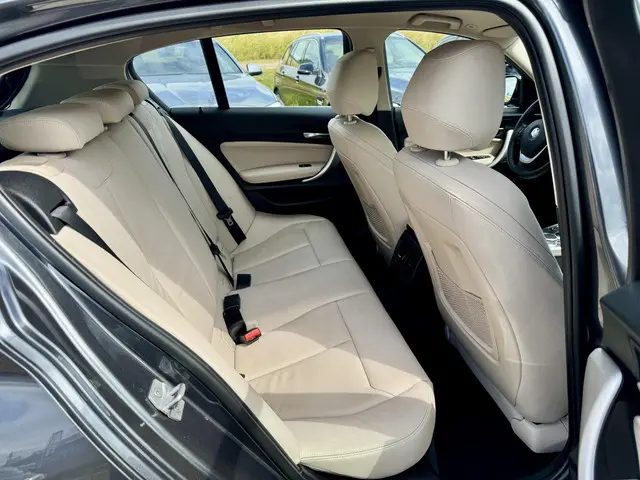 BMW 1 Serie 125i High Executive 2017 Benzine 32