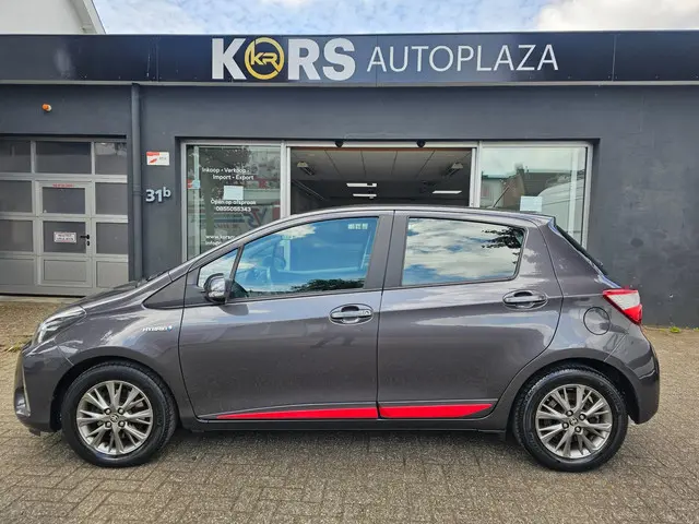Toyota Yaris 1.5 Hybrid Design Red 2017 Hybride Benzine 6