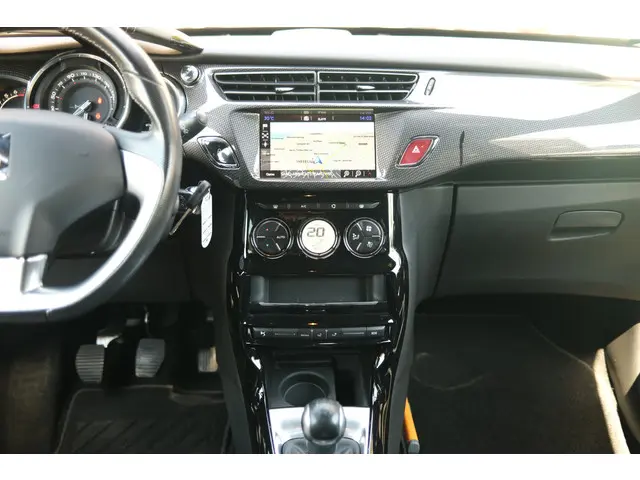DS DS 3 3 PT 82 So Chic 2016 Benzine 41