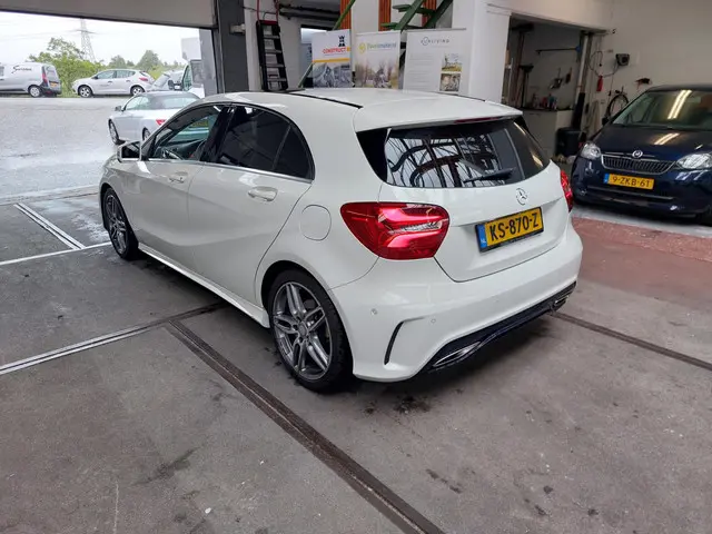 Mercedes-Benz A-Klasse 180 Ambition AMG 2016 Benzine 13