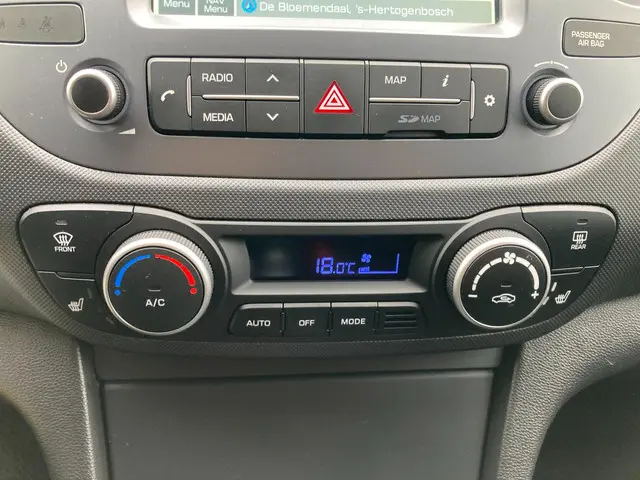 Hyundai i10 1.0i Premium cc, Nvi,Pdc,... 2019 Benzine 15