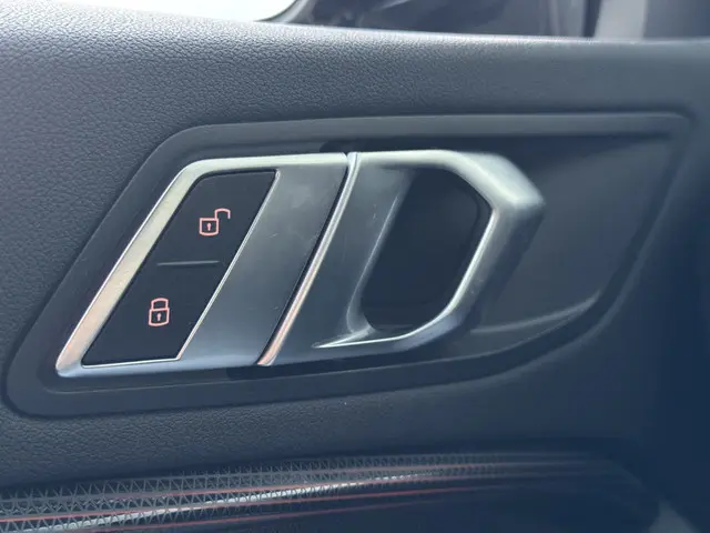 BMW 1 Serie 118i Executive Edition M 2020 Benzine 37