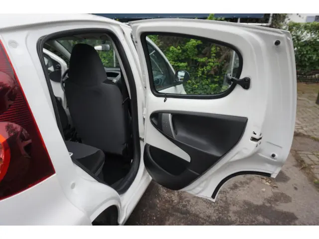 Peugeot 107 1.0 Access Accent / Airco / NAP / 2012 Benzine 25