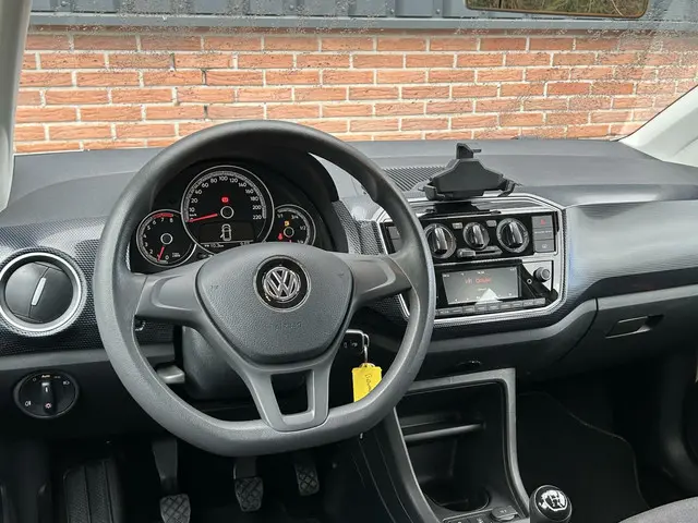 Volkswagen up! 1.0 BMT move up! 5-Drs Airco 2020 Benzine 7