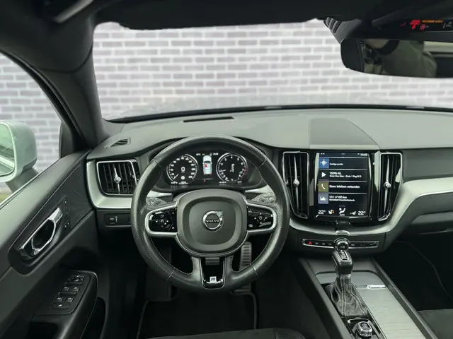 Volvo XC60 2.0 T6 AWD R-Design 2018 Benzine 33