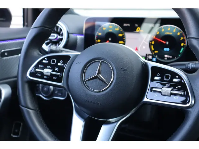 Mercedes-Benz A-Klasse 250 e Luxury 2021 Hybride Benzine 38