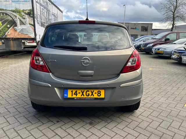 Opel Corsa 1.4-16V Cosmo 2012 Benzine 6