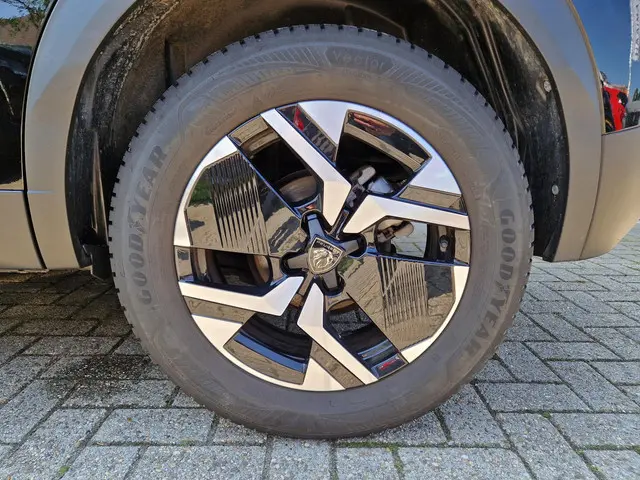 Peugeot 2008 1.2 Hybrid 136 Allure 2024 Hybride Benzine 20