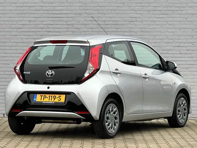 Toyota Aygo 1.0 VVT-i x-play 5-deurs 2018 Benzine 9