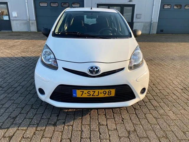 Toyota Aygo 1.0 VVT-i Now 2014 Benzine 8