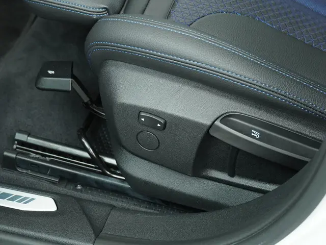 BMW 1 Serie 120i Executive 2022 Benzine 24