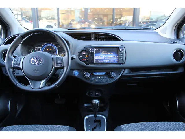 Toyota Yaris 1.5 Hybrid Trend 2015 Hybride Benzine 4