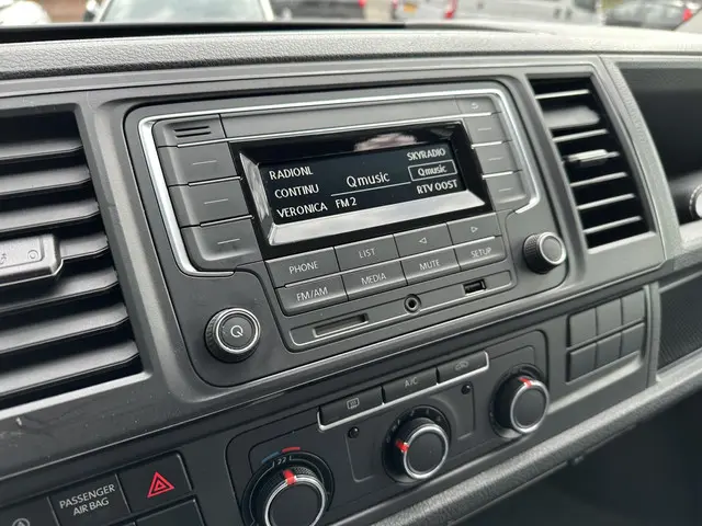 Volkswagen Transporter Kombi 2.0 TDI L2H2 2018 Diesel 12