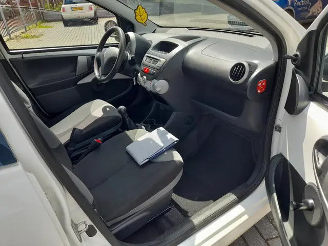 Peugeot 107 1.0 Access Accent 2013 Benzine 11