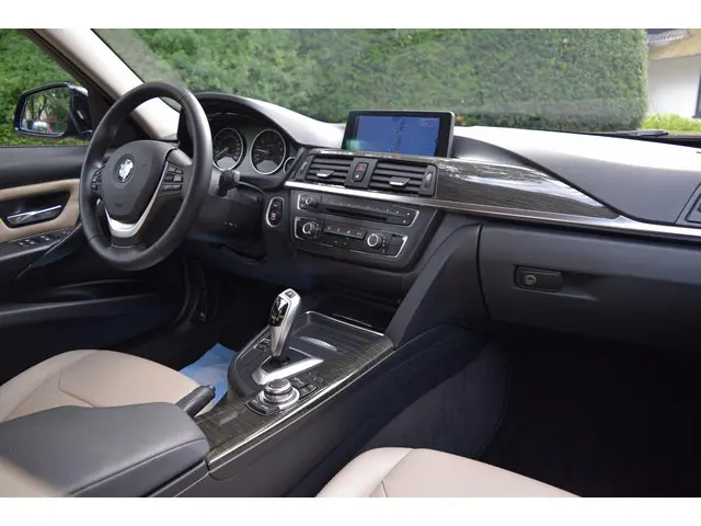 BMW 3 Serie Touring 328i High Executive 2013 Benzine 10