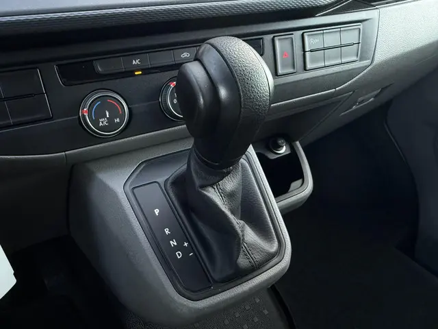 Volkswagen Transporter 2.0 TDI L1H1 28 2021 Diesel 23