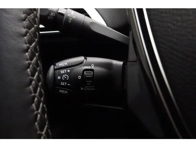 Peugeot 3008 1.2 PureTech Première 2018 Benzine 27