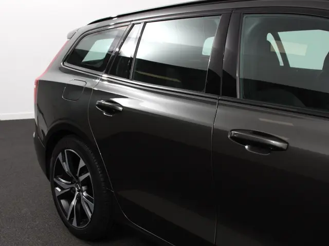 Volvo V60 2.0 B4 R-Design 2022 Benzine 13