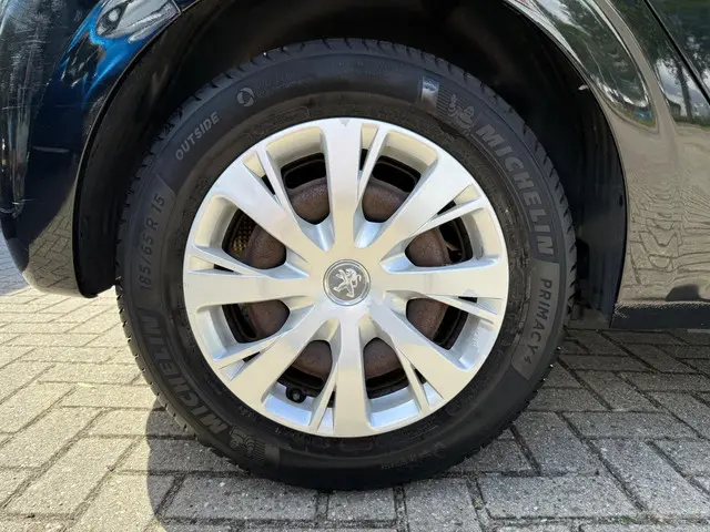 Peugeot 208 1.2 PureTech Blue Lease 2016 Benzine 32