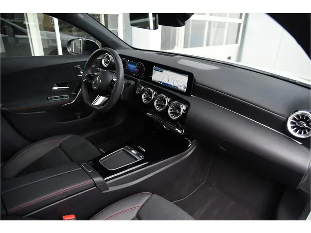 Mercedes-Benz A-Klasse 200 AMG Line 2023 Benzine 18