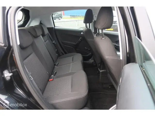 Peugeot 208 1.2 PureTech Blue Lease 2015 Benzine 12