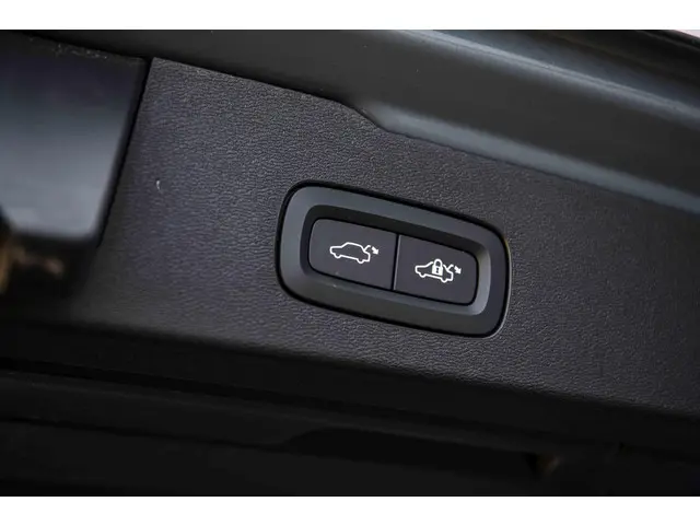 Volvo V60 2.0 B4 Plus Dark 2023 Benzine 32