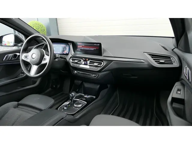 BMW 1 Serie 118i Executive Edition 2020 Benzine 34