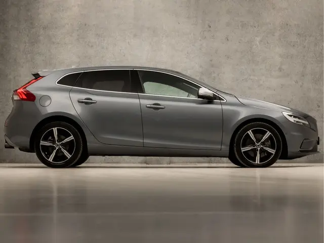 Volvo V40 2.0 T4 R-Design Sport 2018 Benzine 4