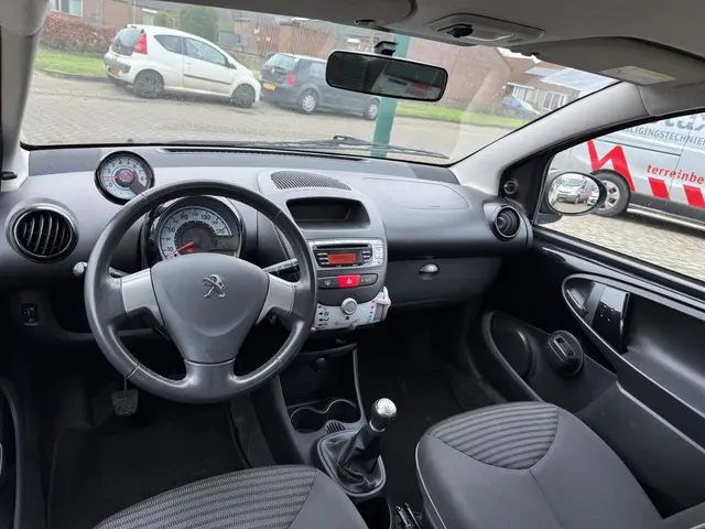 Peugeot 107 1.0 Envy 2013 Benzine 14