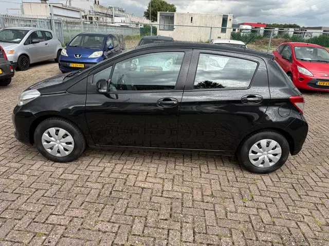 Toyota Yaris 1.0 VVT-i Now 2013 Benzine 4
