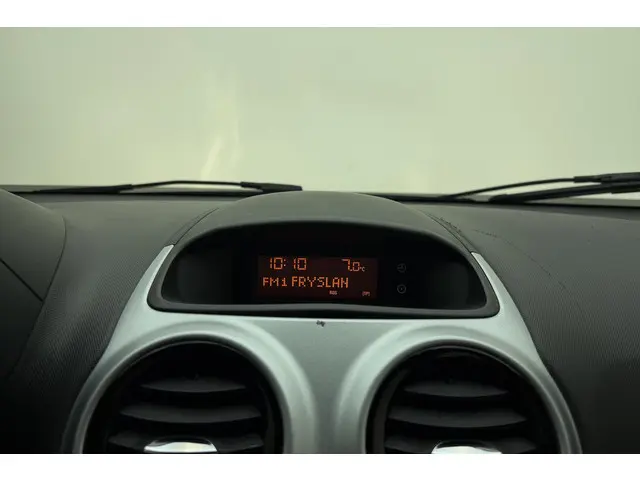 Opel Corsa 1.4-16V Berlin 2014 Benzine 21