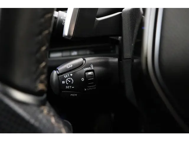 Peugeot 3008 1.6 e-THP GT Line 2018 Benzine 33