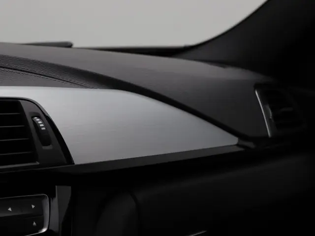 BMW 3 Serie Touring 318i 2019 Benzine 25