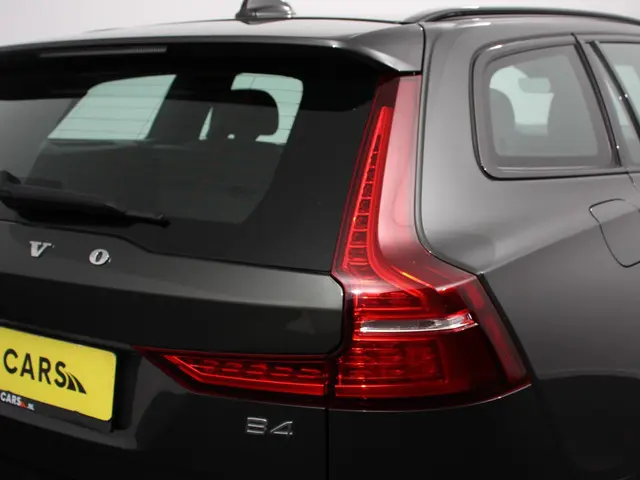 Volvo V60 2.0 B4 R-Design 2022 Benzine 11