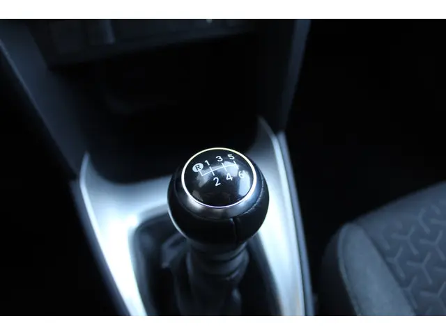 Toyota Yaris Cross 1.5 VVT-I Dynamic 2023 Benzine 25