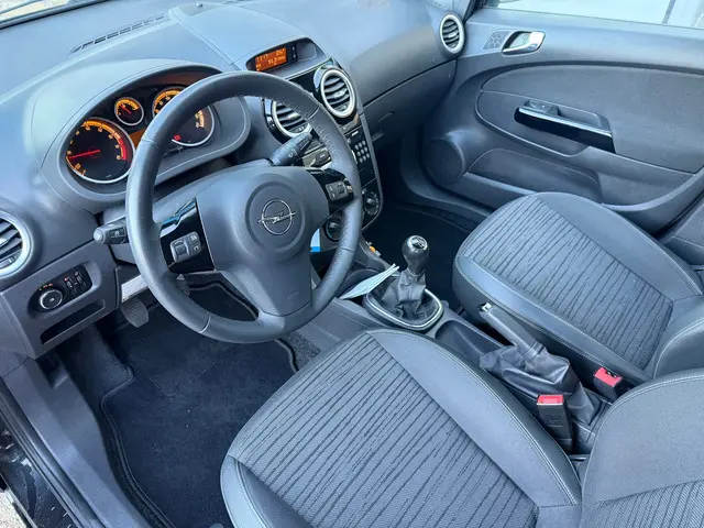 Opel Corsa 1.2-16V Berlin 2014 Benzine 9