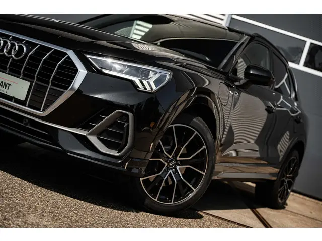Audi Q3 45 TFSI e S edition 2022 Hybride Benzine 18