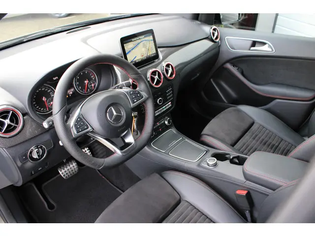 Mercedes-Benz B-Klasse 180 AMG 2017 Benzine 2