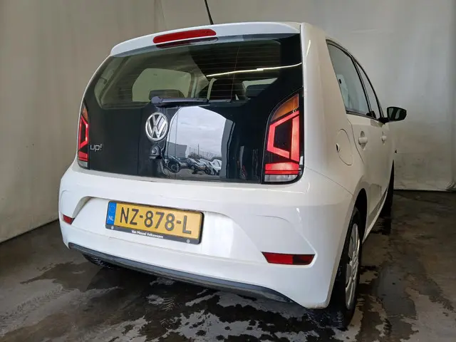 Volkswagen up! 1.0 BMT move up! SCHADEAUTO!! 2017 Benzine 6