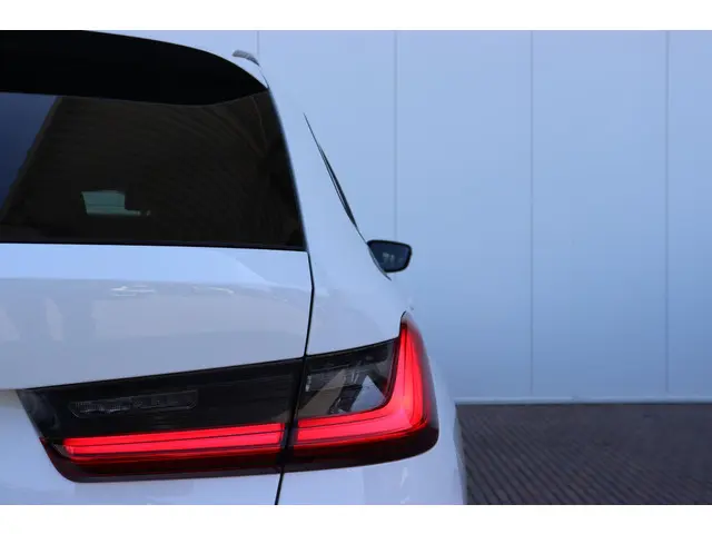 BMW 3 Serie Touring 320i Executive Edition 2020 Benzine 8