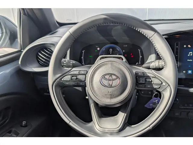 Toyota Aygo X Hybrid 115 play 2026 Hybride Benzine 12