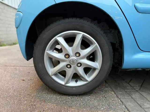 Toyota Aygo 1.0 VVT-i Dynamic Blue Automaat 2013 Benzine 10