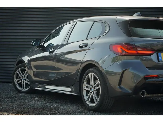 BMW 1 Serie 118i High Executive 2021 Benzine 24
